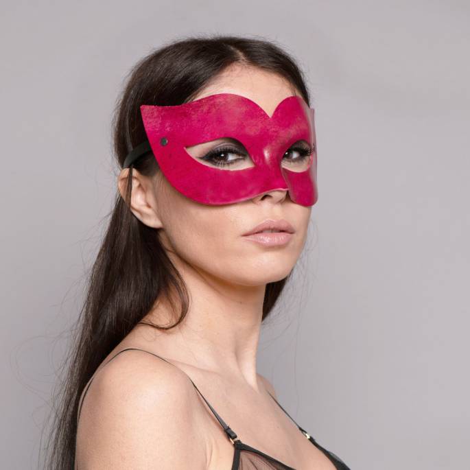 Maske aus rotem Leder Kurven