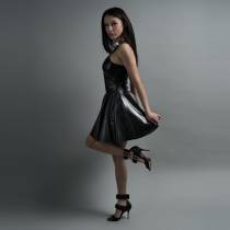 AUSGESTELLTES LATEXKLEID