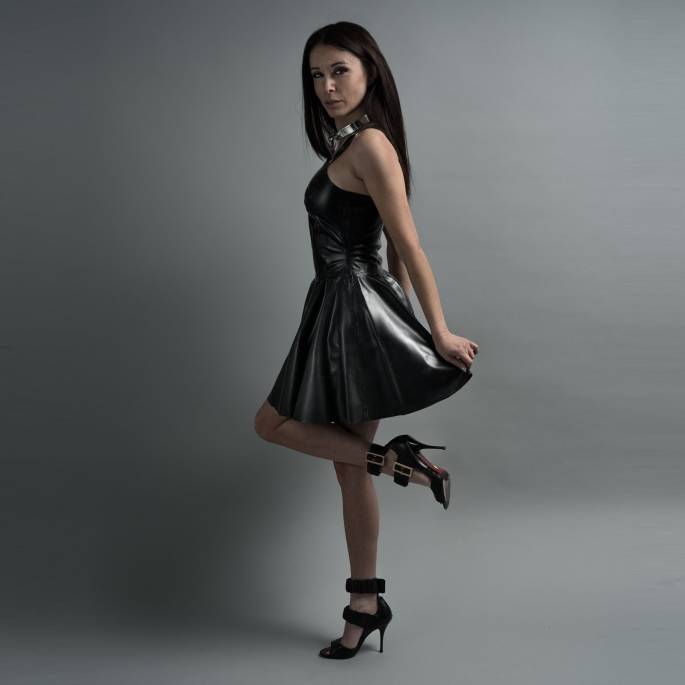 AUSGESTELLTES LATEXKLEID