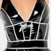 AUSGESTELLTES VINYLKLEID MIT SILBERNEN RIEMCHEN