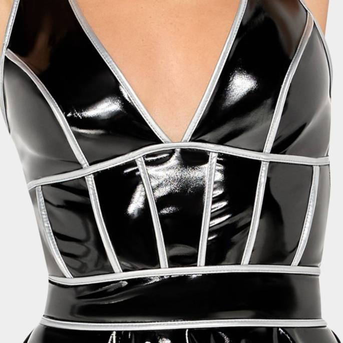 AUSGESTELLTES VINYLKLEID MIT SILBERNEN RIEMCHEN