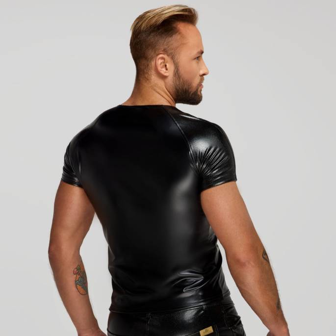 WETLOOK-SHIRT MIT STRUKTURIERTEN SCHULTERN