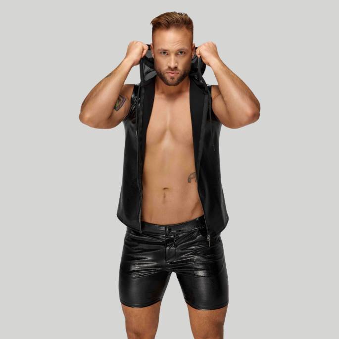 HALBLANGE SHORTS + TASCHEN