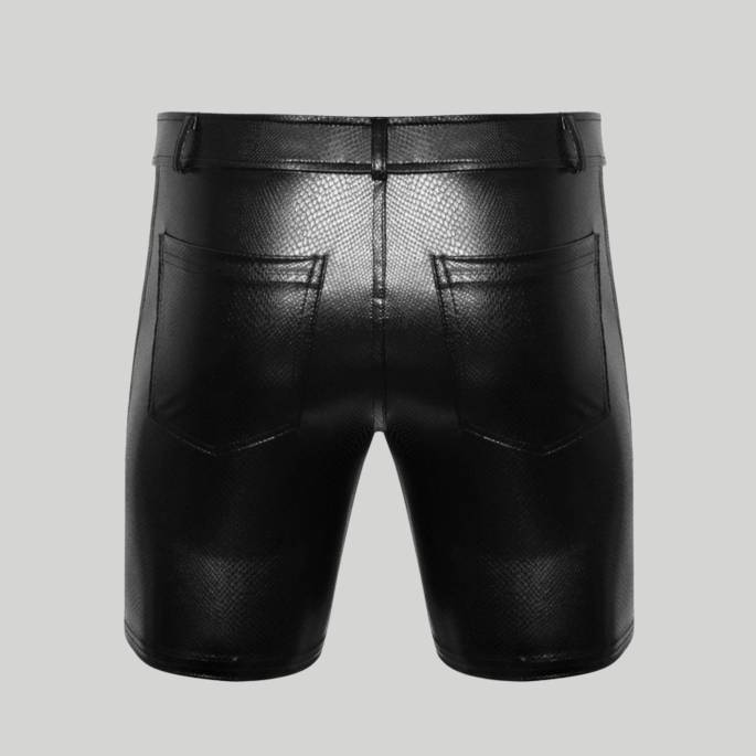 HALBLANGE SHORTS + TASCHEN