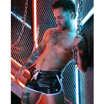 PERFORIERTE WETLOOK-SHORTS