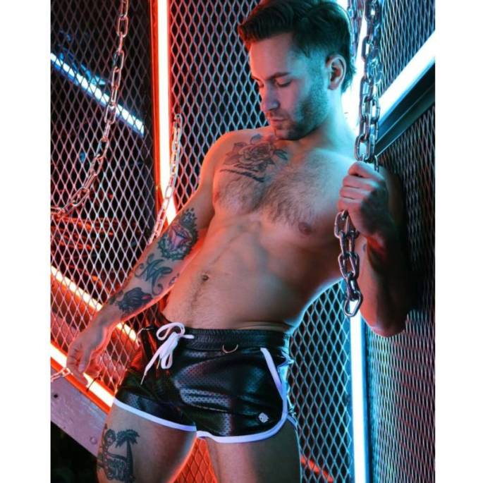 PERFORIERTE WETLOOK-SHORTS