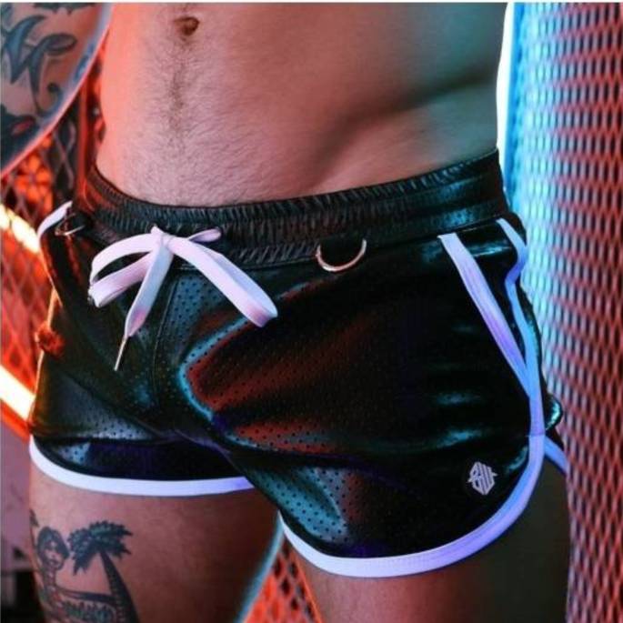 PERFORIERTE WETLOOK-SHORTS