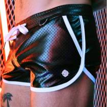 PERFORIERTE WETLOOK-SHORTS