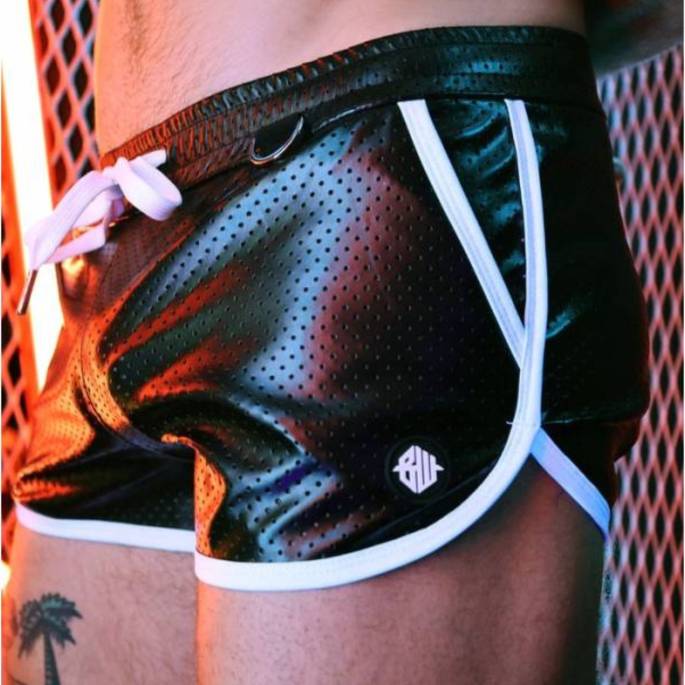 PERFORIERTE WETLOOK-SHORTS