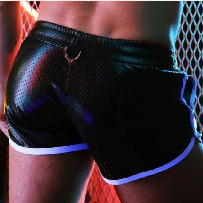 PERFORIERTE WETLOOK-SHORTS