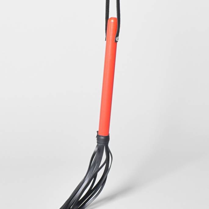 SWIFT WITH RED WOODEN HANDLE