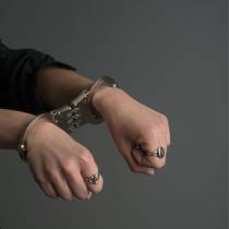 AUFKLAPPBARE HANDSCHELLEN AUS METALL