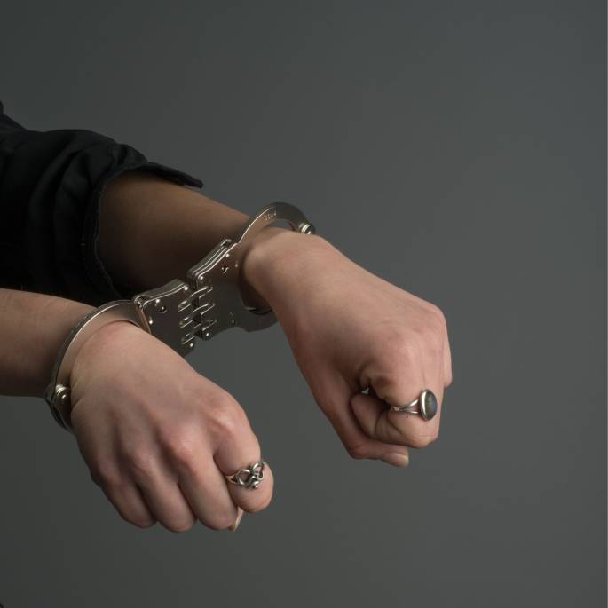 AUFKLAPPBARE HANDSCHELLEN AUS METALL