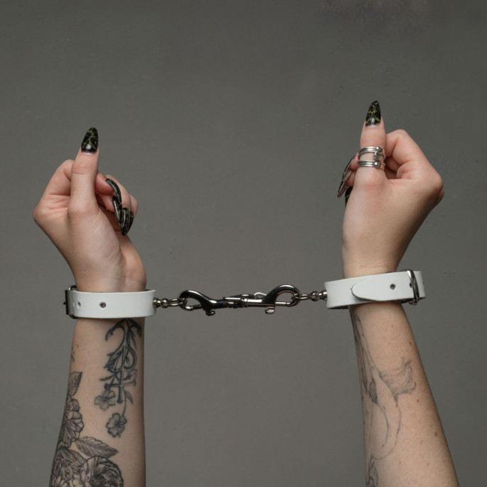 BRACELETS-MENOTTES BLANC BOUCLE