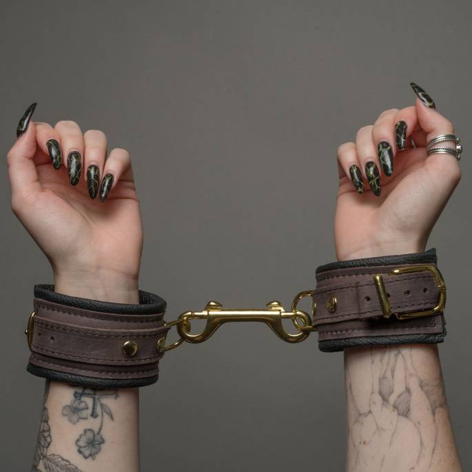 Menottes cuir marron / doré