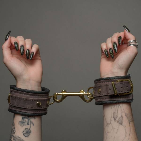 Handschellen aus braunem / goldenem Leder