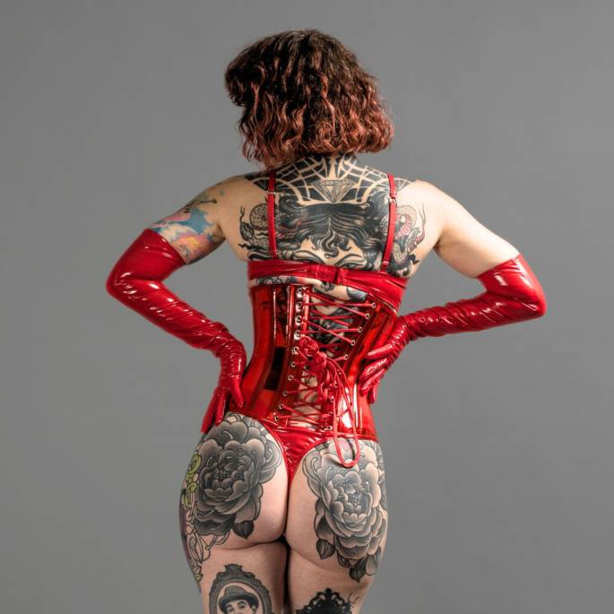 SERRE-TAILLE VINYLE ROUGE TRANSP