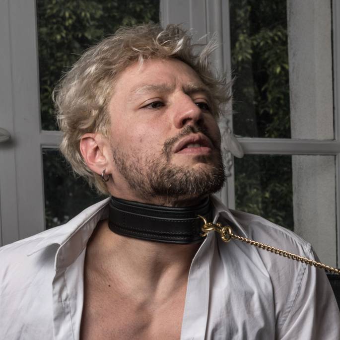 HALSBAND AUS SCHWARZEM LEDER GOLDENER RING