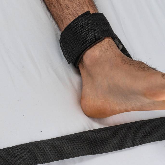 ZWANG BETT ARME + BEINE