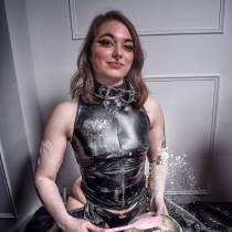 TOP MIT WETLOOK-ZIPPER VINYLGÜRTEL