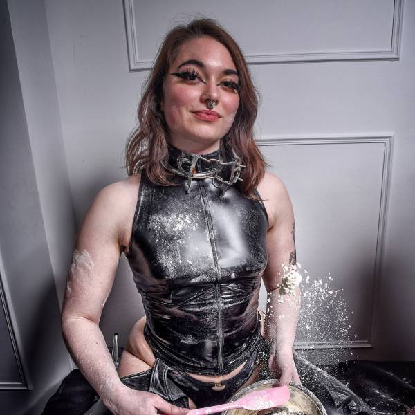 TOP MIT WETLOOK-ZIPPER VINYLGÜRTEL