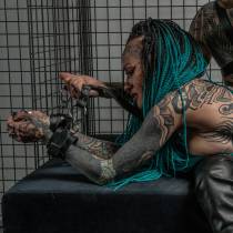 Geschirr mit Halsbandzwang - Schwarze Handgelenke