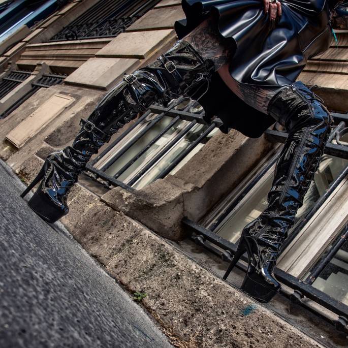 VINYLHOSE SCHWARZ SCHNÜRSENKEL + RIEMEN