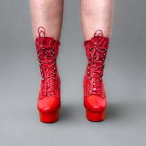 BOTTINES VINYLE ROUGE PLATE FORME LACET
