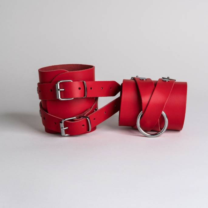 MENOTTES LANIÈRES CUIR ROUGE+ANNEAU