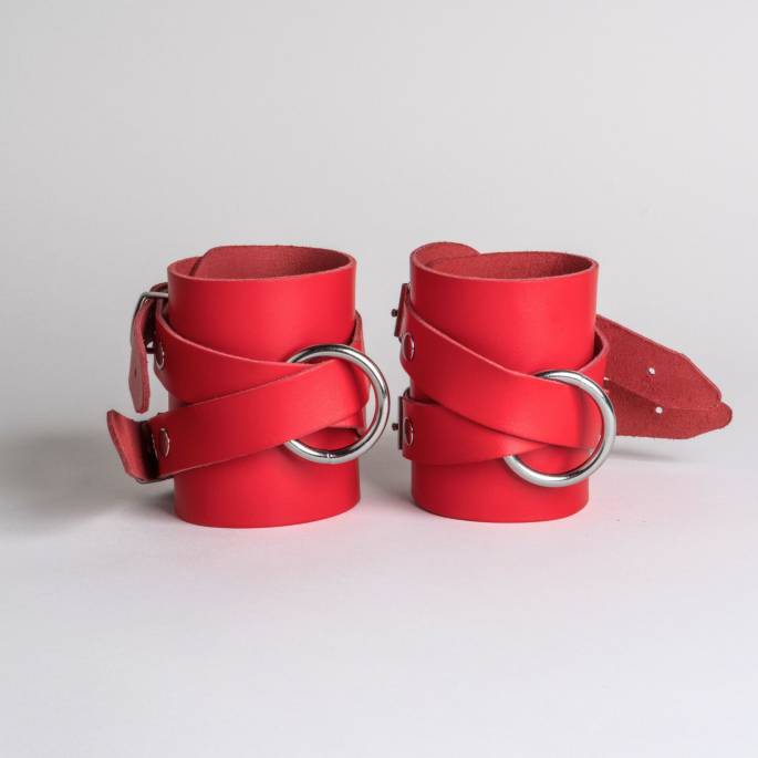 MENOTTES LANIÈRES CUIR ROUGE+ANNEAU