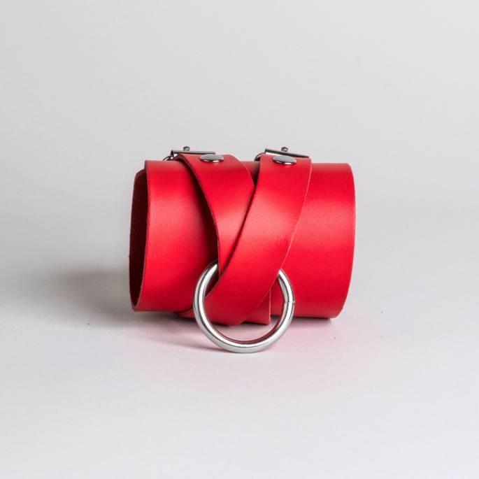 Menottes lanières cuir rouge & anneau