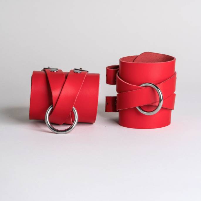 MENOTTES LANIÈRES CUIR ROUGE+ANNEAU