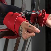 MENOTTES LANIÈRES CUIR ROUGE+ANNEAU
