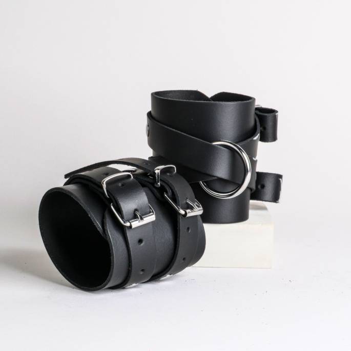 MENOTTES LANIÈRES CUIR NOIR+ANNEAU