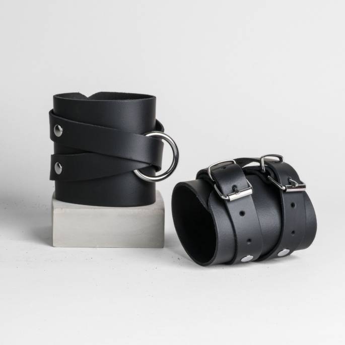 MENOTTES LANIÈRES CUIR NOIR+ANNEAU