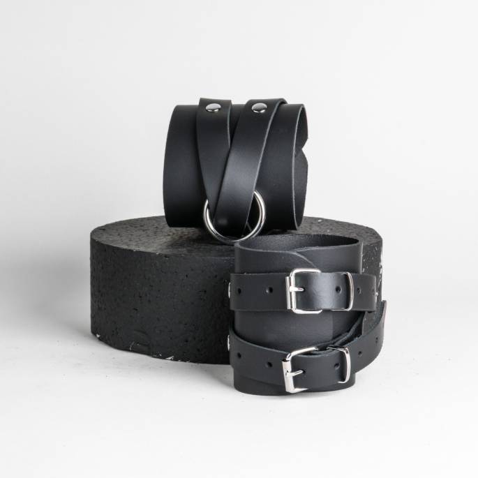 MENOTTES LANIÈRES CUIR NOIR+ANNEAU