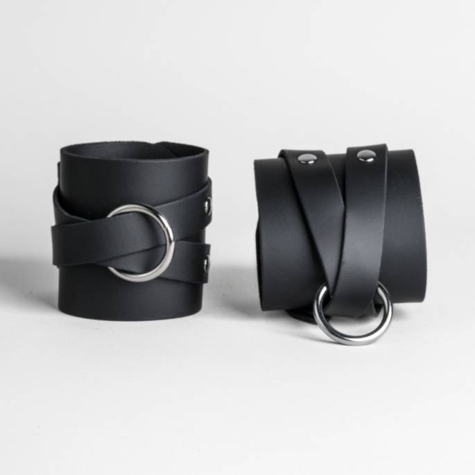 MENOTTES LANIÈRES CUIR NOIR+ANNEAU