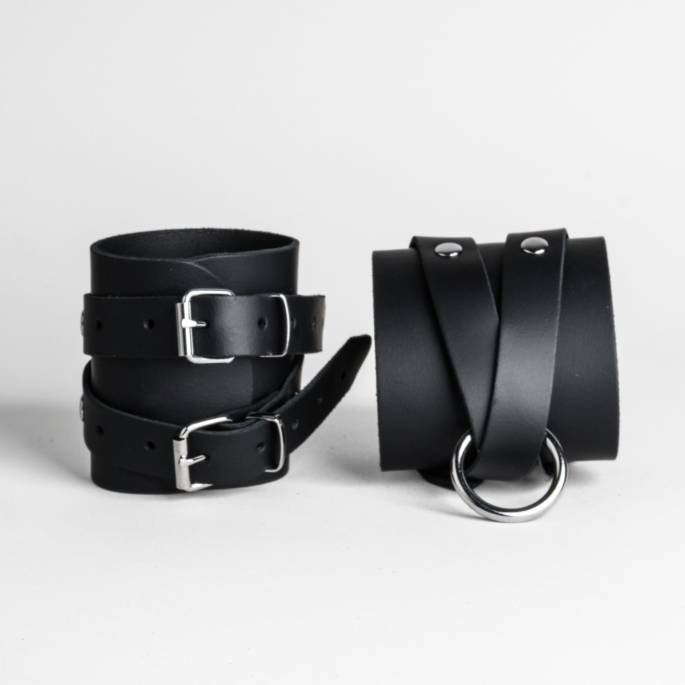 MENOTTES LANIÈRES CUIR NOIR+ANNEAU