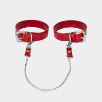 Menottes de chevilles en cuir rouge avec chaîne