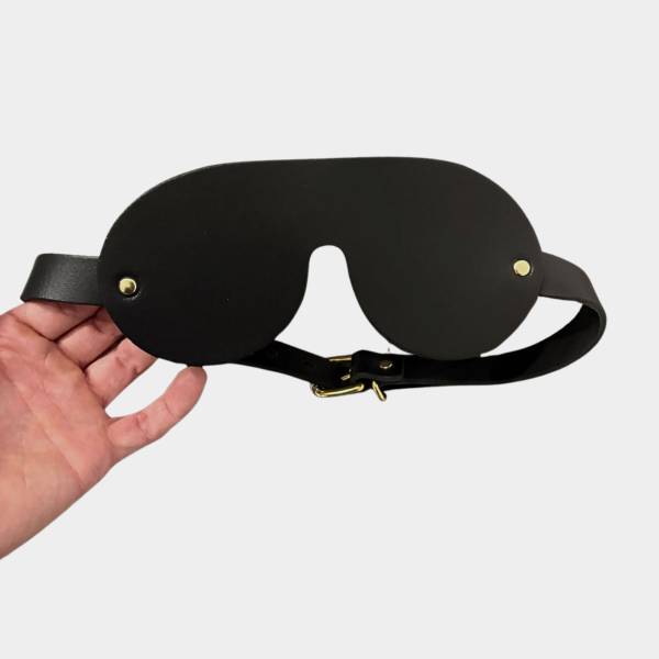 Masque BDSM cuir noir boucle dorée
