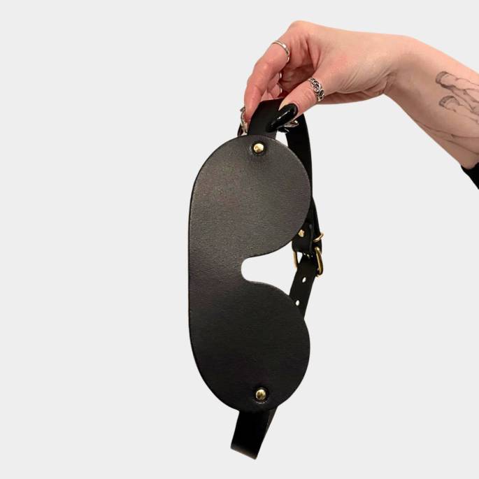 Masque BDSM cuir noir boucle dorée