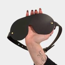 Masque BDSM cuir noir boucle dorée