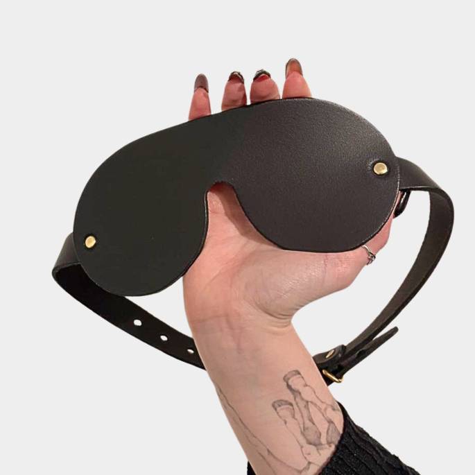 Masque BDSM cuir noir boucle dorée