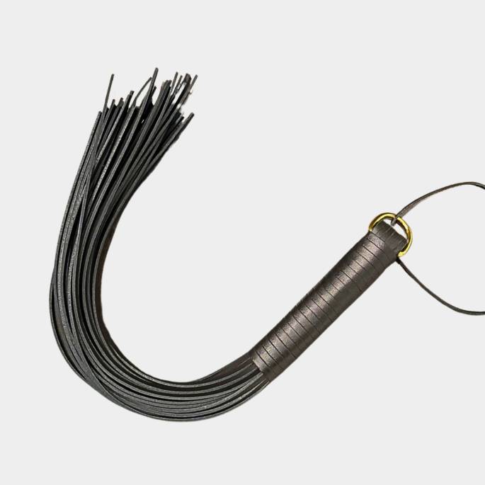 Martinet 48 lanières cuir dures 51 cm Gold