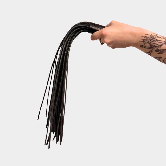 Martinet 48 lanières cuir dures 51 cm Gold