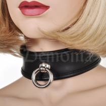 COLLAR DE CUERO NEGRO CON ANILLA