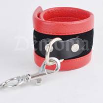 IMITATION LEATHER SCRATCH HANDCUFFS + CHAIN